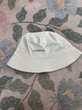 NWT- Lululemon reversible bucket hat- brown and white- M/L